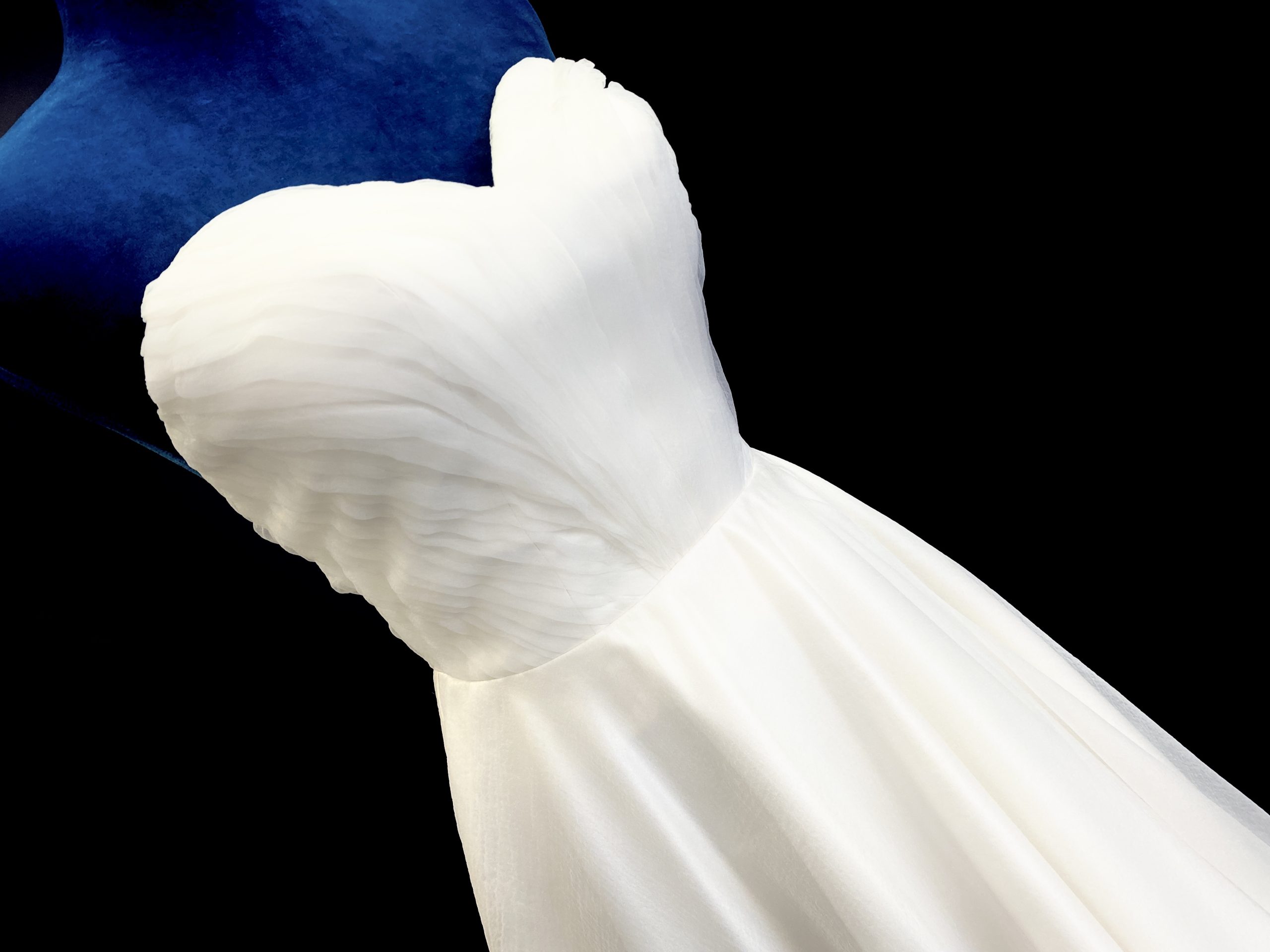 Vestuvinė suknelė, atviri pečiai ir nugara