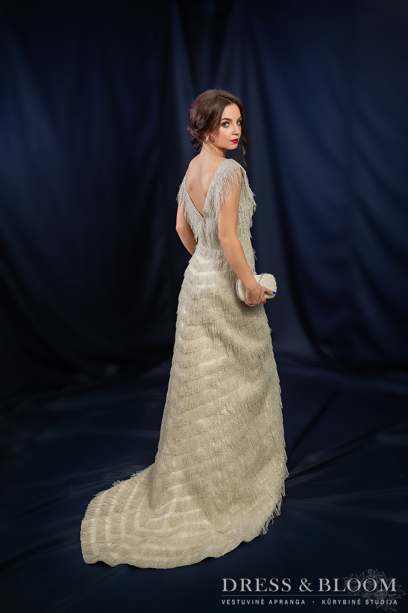 Vestuvinė-vakarinė suknelė Nr24, puošta šilko kūtosėliais su šleifu
